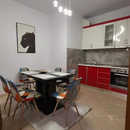 Aura Skanderbeg Square Apartman *